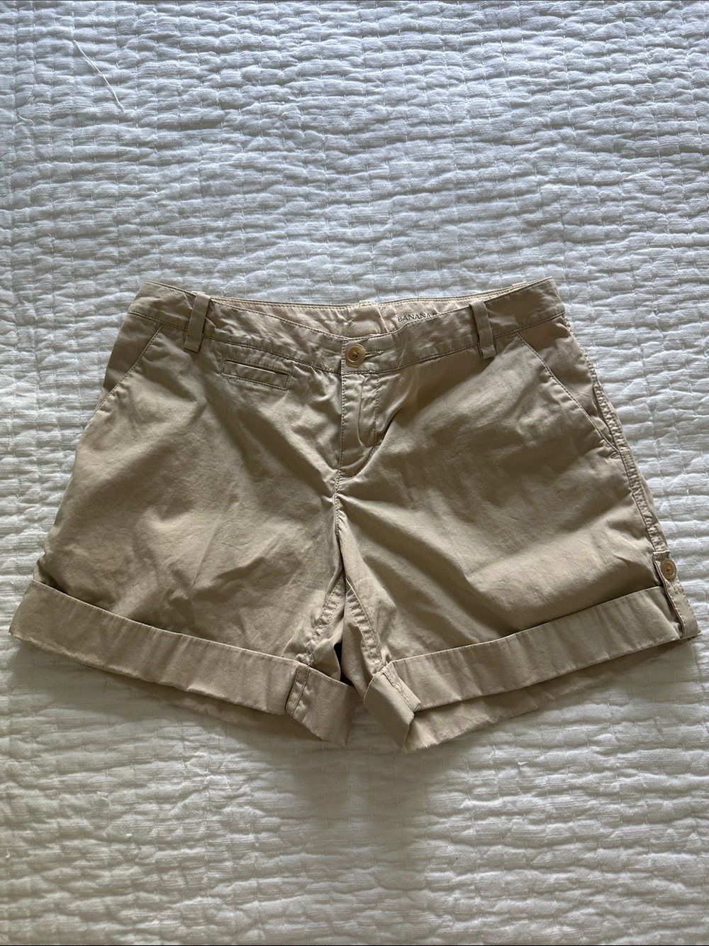 Banana Republic Women's Rolled Hem Shorts in Khaki EUC
